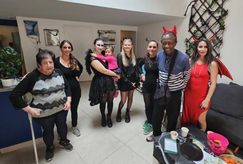 Un groupe réuni pour immortaliser ce bel après-midi à La Seyne-sur-Mer. Les costumes, les sourires et les éclats de rire traduisent l’esprit d’équipe et la bonne humeur qui caractérisent le Temps Retrouvé.